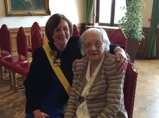 Diane Van Hove bezoekt 100 jarige