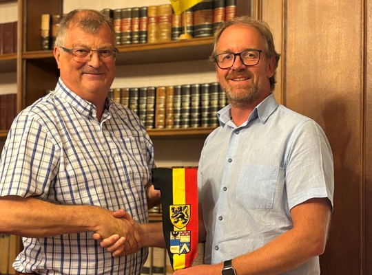 Burgemeester Willy Segers (N-VA) kondigt politiek pensioen aan. Stijn Quaghebeur (N-VA) wordt nieuwe burgemeester van Dilbeek. Burgemeester Willy Segers (N-VA) kondigt politiek pensioen aan. Stijn Quaghebeur (N-VA) wordt nieuwe